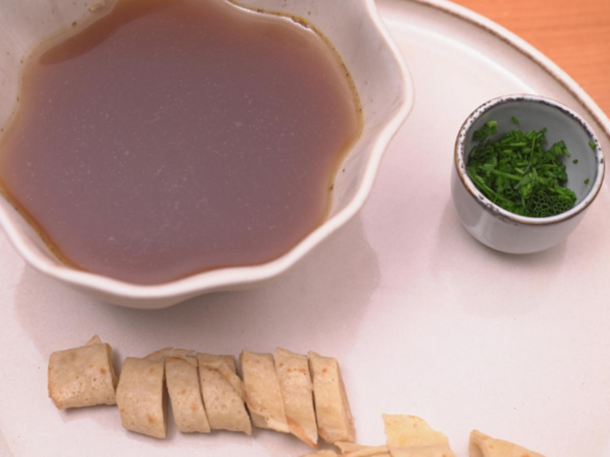 Klare Gemüsebrühe mit Pfannkucheneinlage - Rezept - Bild Nr. 17338