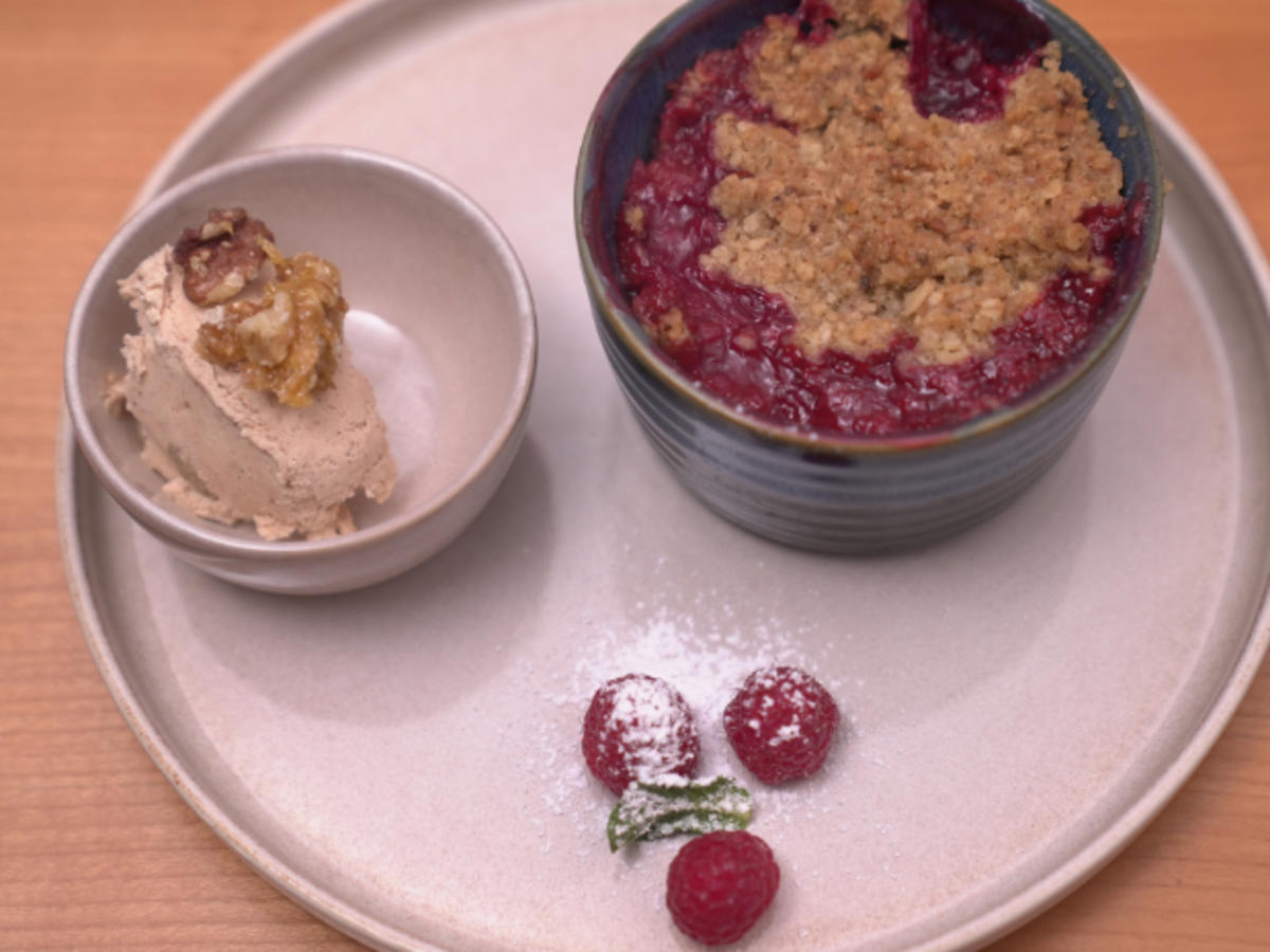 Pfirsich Himbeer Crumble mit Nusseis - einfach - von Das perfekte Dinner