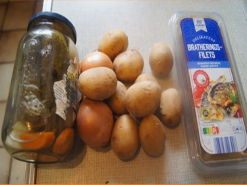 Rezept: Delikatess Bratheringsfilets mit Kümmel-Pellkartoffeln und Gewürzgurke Bild Nr. 17339 Delikatess Bratheringsfilets mit Kümmel-Pellkartoffeln und Gewürzgurke - Rezept - Bild Nr. 17339