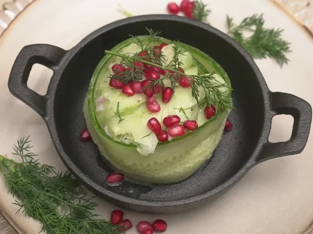 Gurkensalat-Tatar auf geröstetem Brot mit Granatapfelkernen und Dill - Rezept - Bild Nr. 17356