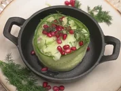 Gurkensalat-Tatar auf geröstetem Brot mit Granatapfelkernen und Dill - Rezept - Bild Nr. 17356