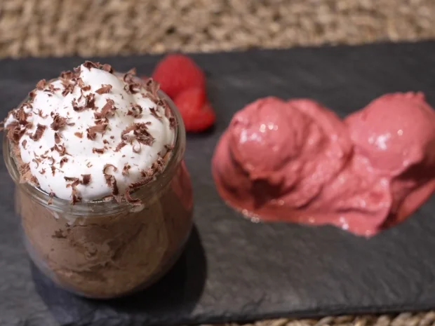 Rezept: Schokoladenmousse mit Sahnehaube und Himbeereis Bild Nr. 2 Schokoladenmousse mit Sahnehaube und Himbeereis - Rezept - Bild Nr. 2