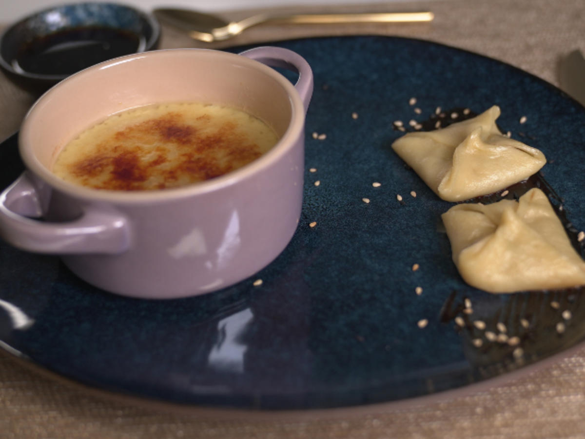 Parmesan Crème Brûlée flankiert von asiatisch ummantelten Garnelen - Rezept - Bild Nr. 17356