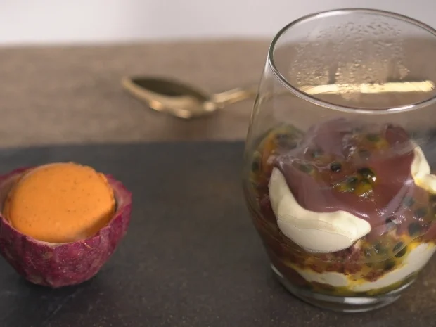 Schokoladen-Passionsfrucht-Creme mit Maracuja-Vanille-Schoko-Macaron - Rezept - Bild Nr. 17356