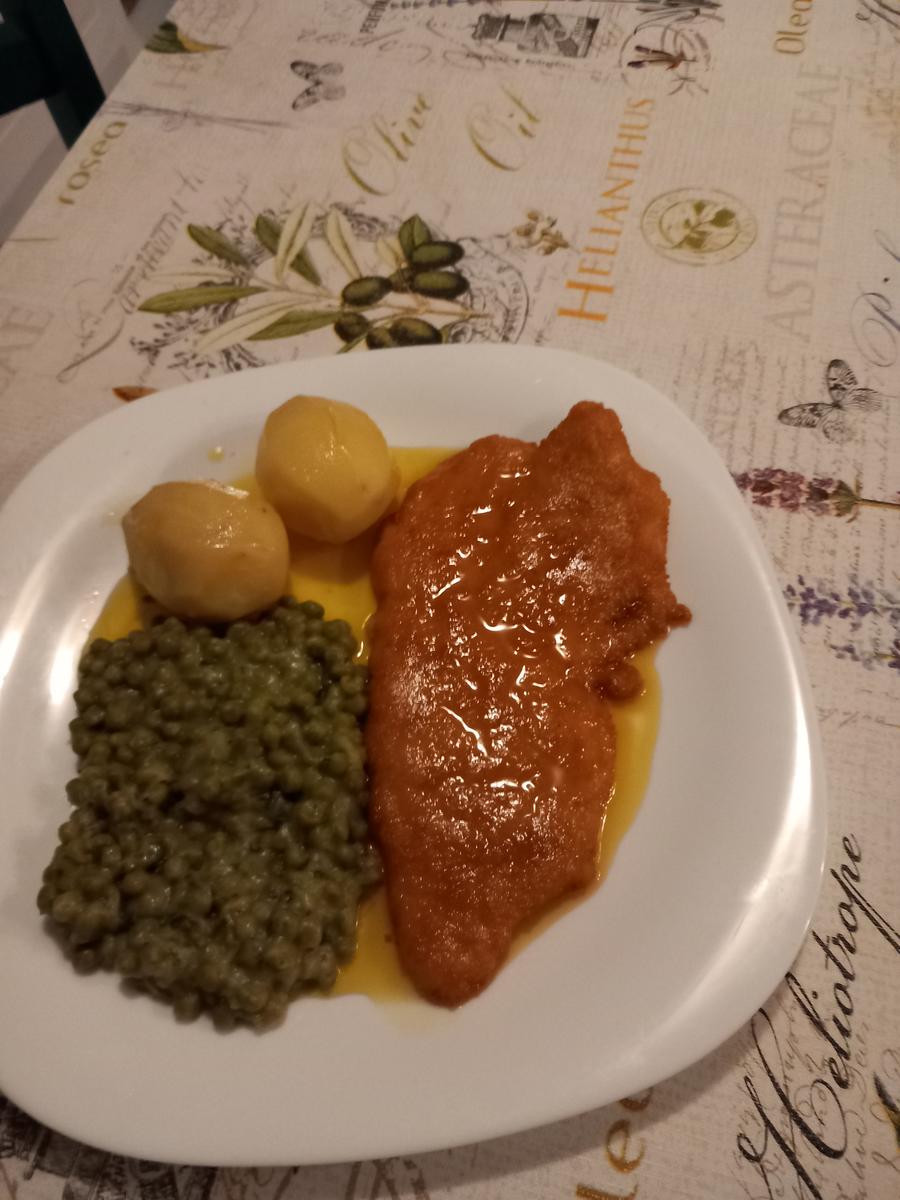 Schweineschnitzel mit Knoblauch-Erbsengemüse und Salzkartoffeln - Rezept - Bild Nr. 2