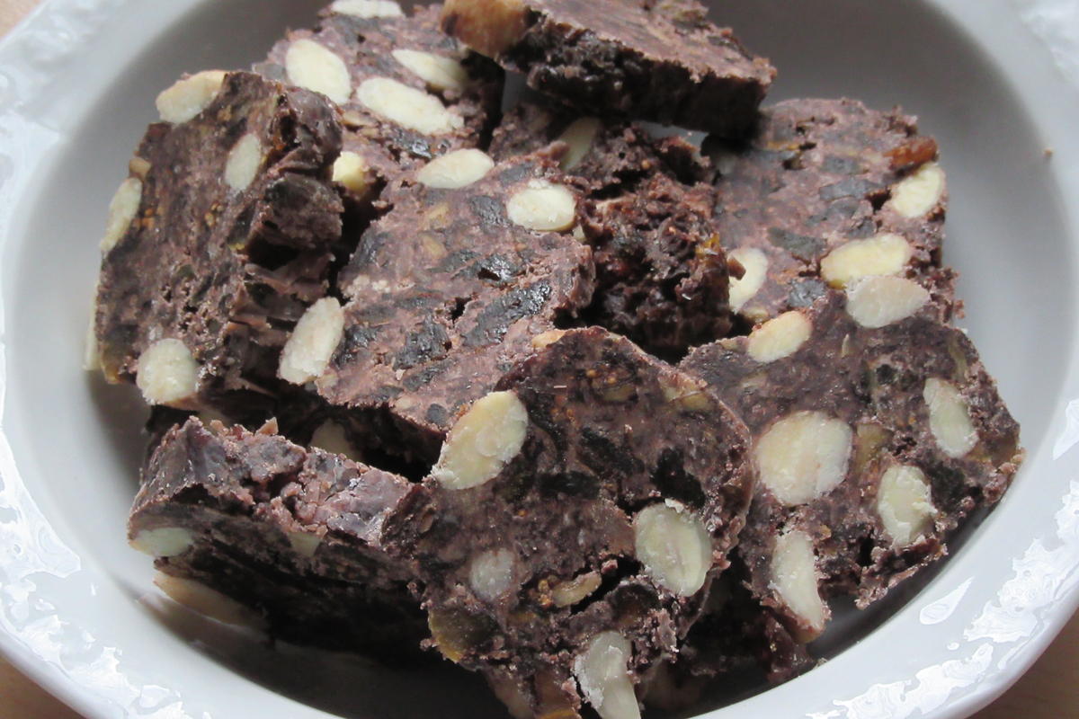 Rezept: Konfekt: Schokorolle mit Trockenfrüchten Bild Nr. 17356 Konfekt: Schokorolle mit Trockenfrüchten - Rezept - Bild Nr. 17356