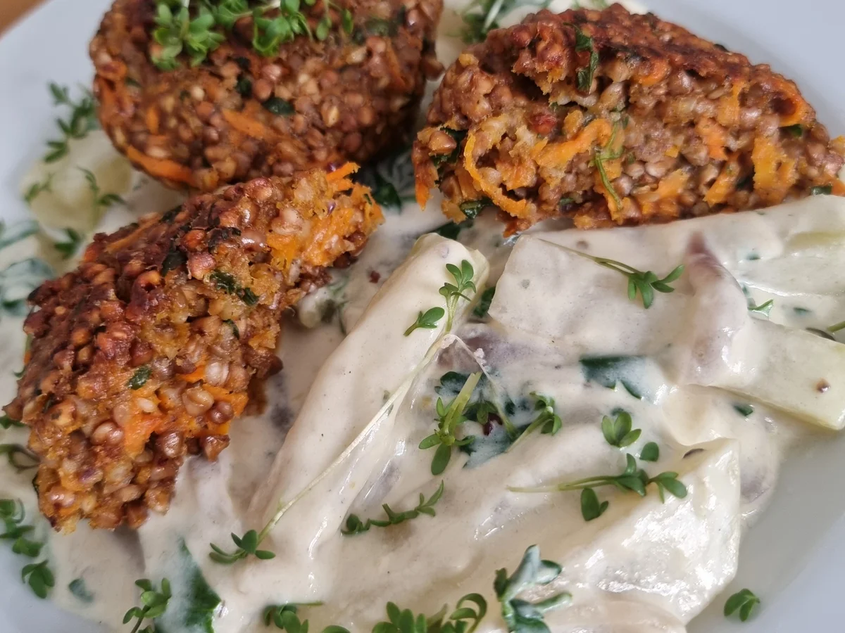 Rezept: Buchweizen-Frikadellen auf Kohlrabi Bild Nr. 17370 Buchweizen-Frikadellen auf Kohlrabi - Rezept - Bild Nr. 17370