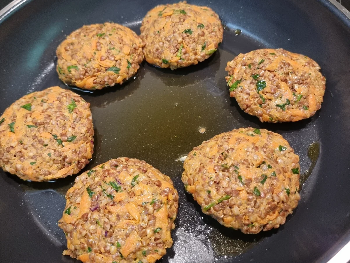 Rezept: Buchweizen-Frikadellen auf Kohlrabi Bild Nr. 17378 Buchweizen-Frikadellen auf Kohlrabi - Rezept - Bild Nr. 17378