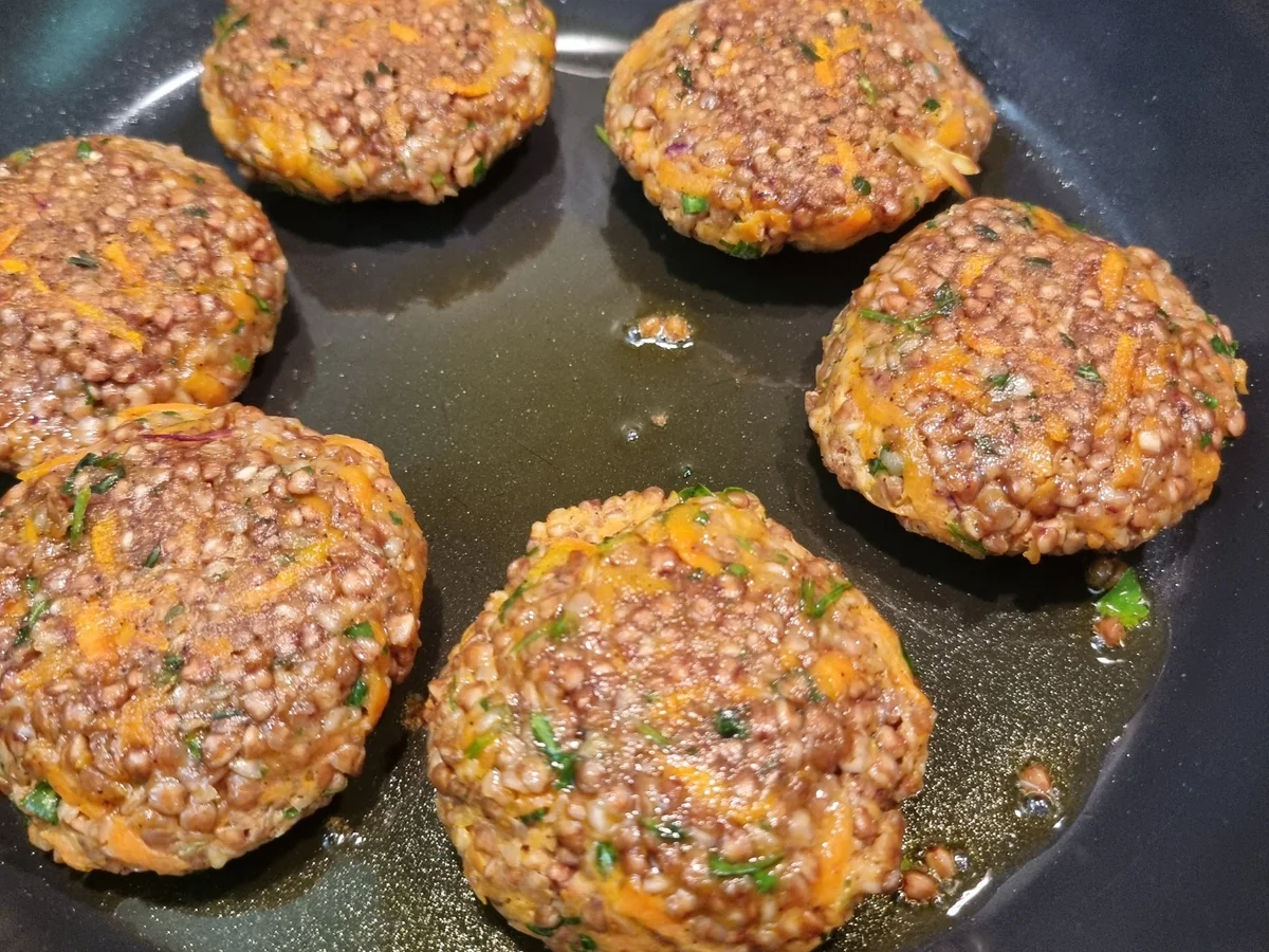 Rezept: Buchweizen-Frikadellen auf Kohlrabi Bild Nr. 17379 Buchweizen-Frikadellen auf Kohlrabi - Rezept - Bild Nr. 17379