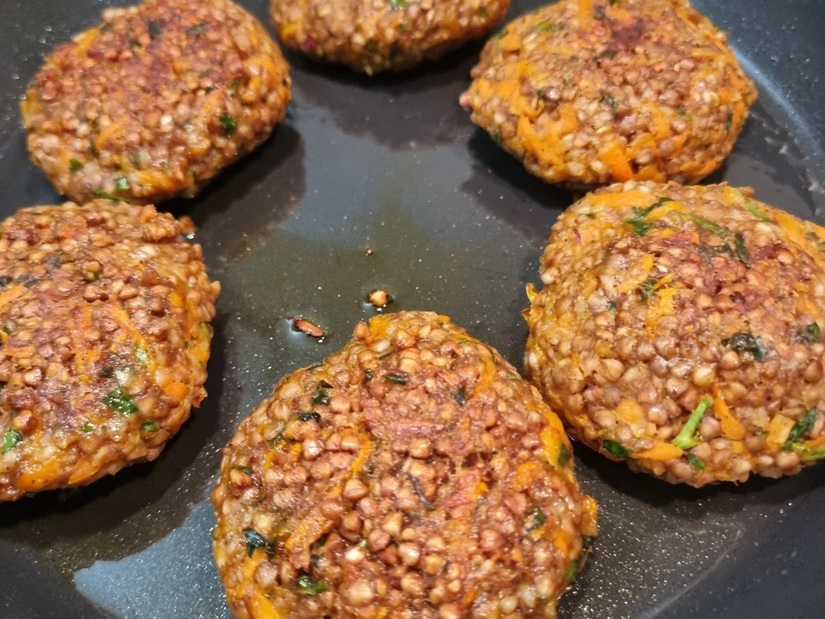 Rezept: Buchweizen-Frikadellen auf Kohlrabi Bild Nr. 17380 Buchweizen-Frikadellen auf Kohlrabi - Rezept - Bild Nr. 17380