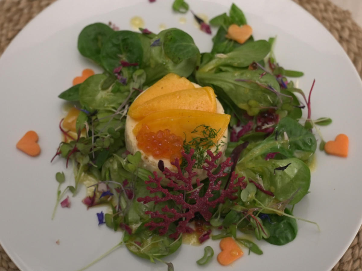 Lachs Timbale auf Salat mit Himbeeressigkaviar und Hippe - Rezept - Bild Nr. 17370