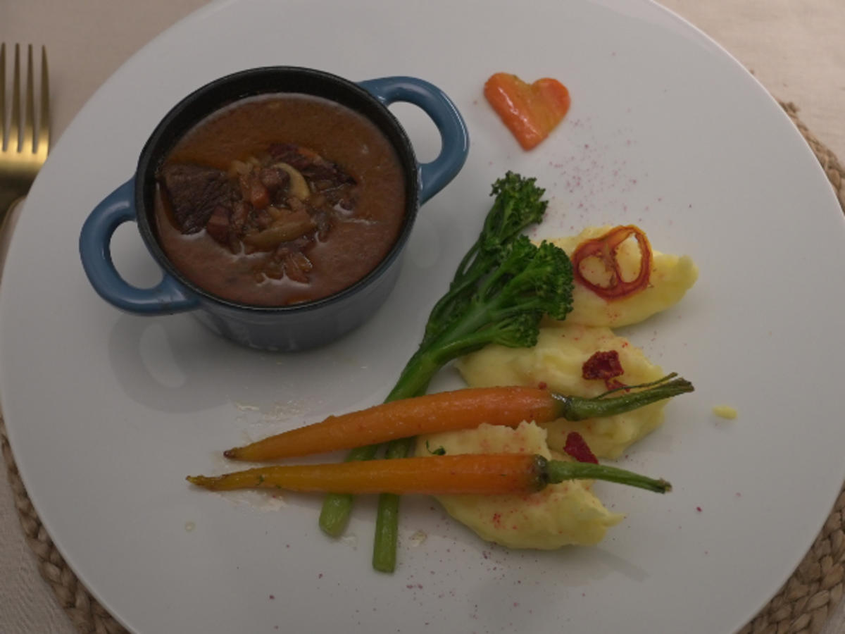 Bœuf bourguignon mit Kartoffelpüree dazu Bimi und Karotten - Rezept - Bild Nr. 2