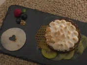 Zitronentarte mit Safran-Zitronenkaviar und Vanille-Kurkuma-Waben-Hippe - Rezept - Bild Nr. 2