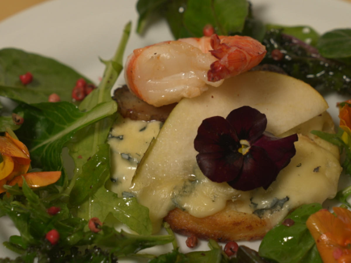 Topinambur-Blini mit Blauschimmelkäse, dazu Salat - Rezept - Bild Nr. 17370
