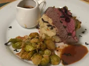 Rinderfilet mit Rosmarin-Pistazien-Kruste, Stampf und gerösteter Rosenkohl - Rezept - Bild Nr. 17370