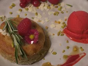 Pistazien Küchlein mit flüssigem Kern und Himbeersorbet - Rezept - Bild Nr. 17370