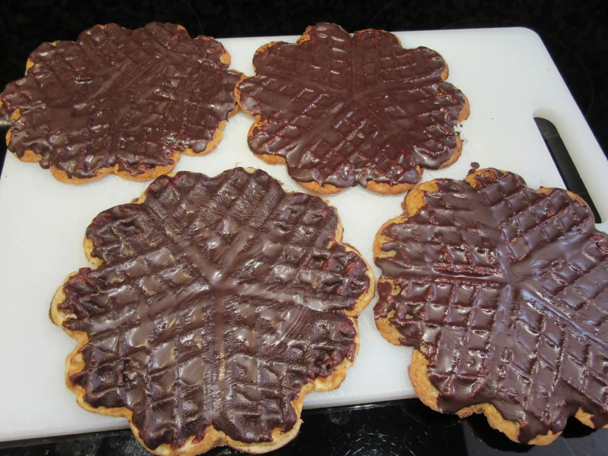 Backen : Waffeltorte mit Erdbeeren und Schokosahne - Rezept - Bild Nr. 17376