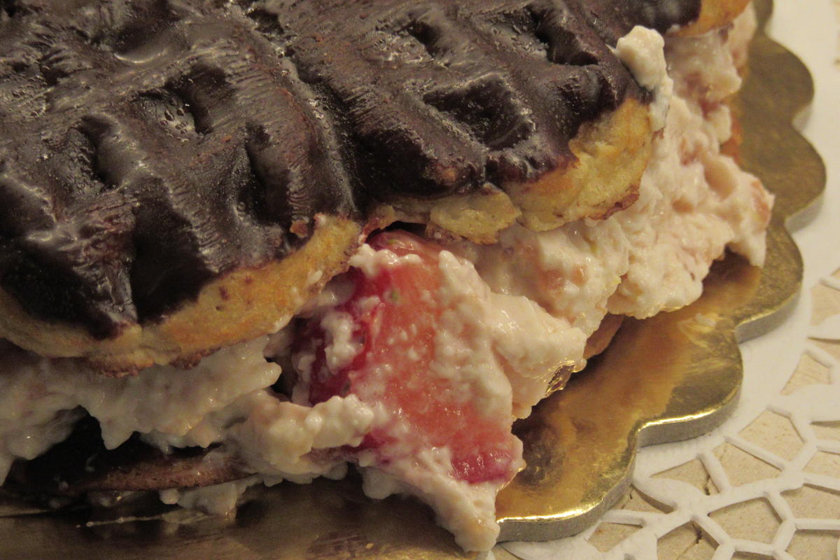 Backen : Waffeltorte mit Erdbeeren und Schokosahne - Rezept - Bild Nr. 17380