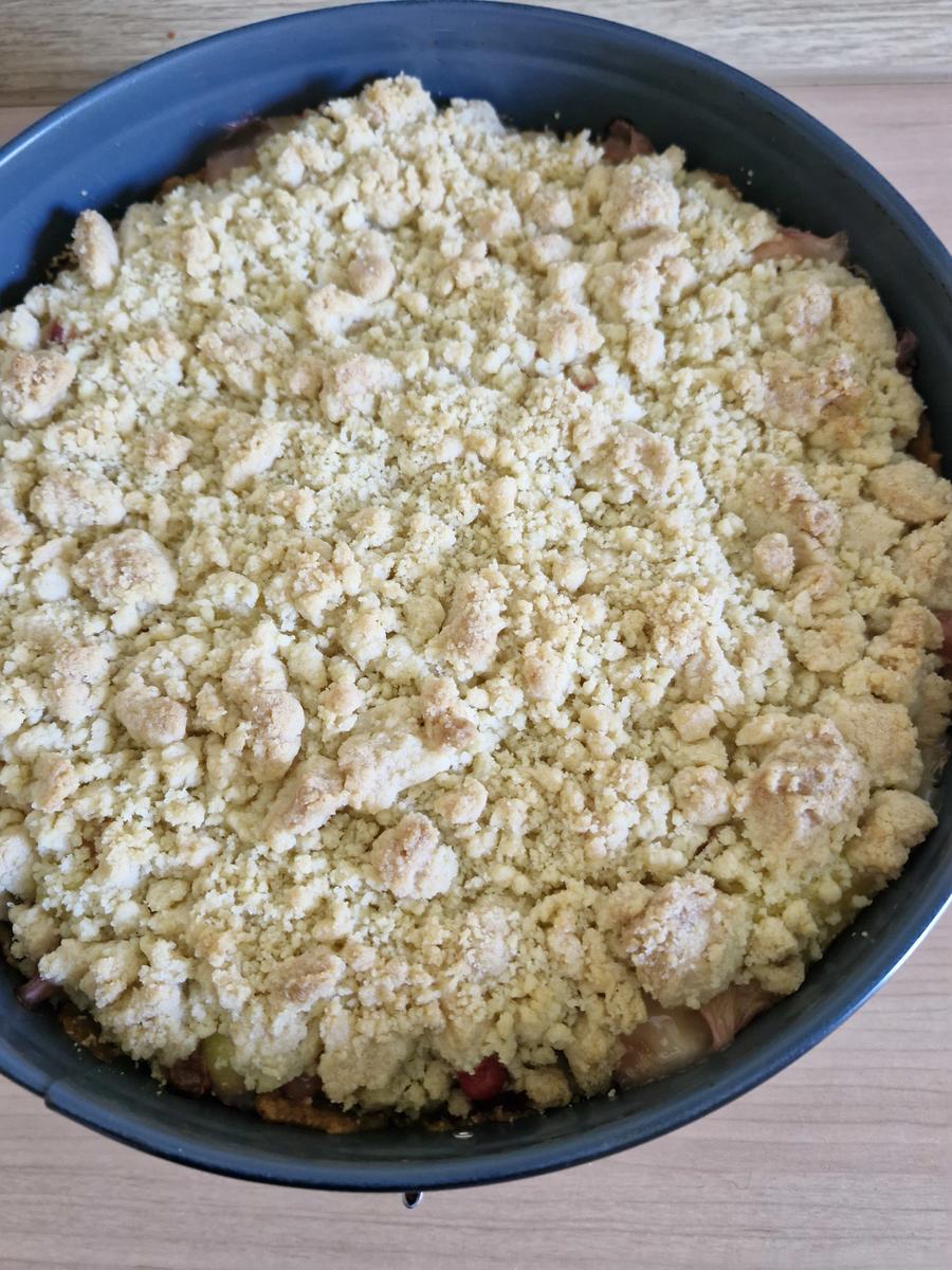 Rhabarberkuchen mit Streuseln und Pudding - Rezept - Bild Nr. 17377