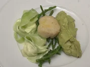 Maronccino mit Avocadocreme, Gurkensalat und Jakobsmuschel - Rezept - Bild Nr. 2
