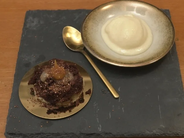 Schoko-Birne-Törtchen mit Birneneis und karamellisierten Haselnüssen - Rezept - Bild Nr. 2