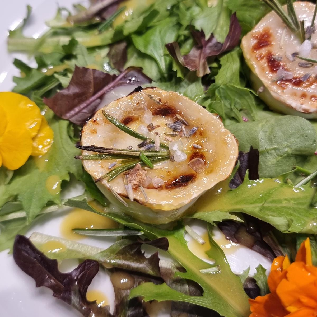 Gratinierter Ziegenkäse auf Wildkräutersalat - Rezept - Bild Nr. 17377
