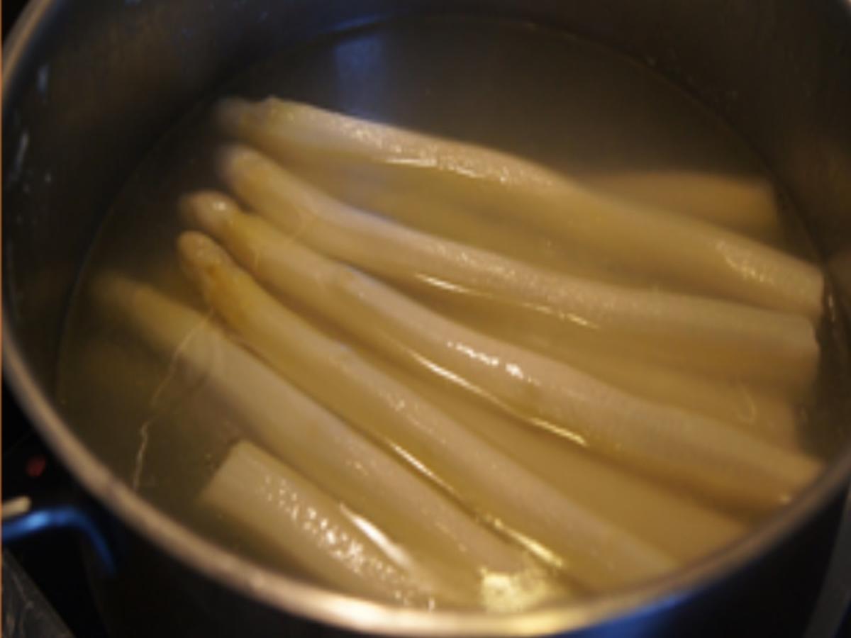 Spargel mit Orangensauce, Lachsfilet und Drillingen - Rezept - Bild Nr. 7