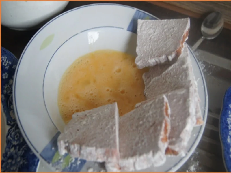 Rezept: Knusprig paniert gebratener Leberkäse mit Erbsen-Möhren-Rahmgemüse und Brat-Drillingen Bild Nr. 17393 Knusprig paniert gebratener Leberkäse mit Erbsen-Möhren-Rahmgemüse und Brat-Drillingen - Rezept - Bild Nr. 17393