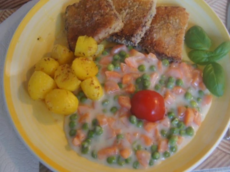 Rezept: Knusprig paniert gebratener Leberkäse mit Erbsen-Möhren-Rahmgemüse und Brat-Drillingen Bild Nr. 17403 Knusprig paniert gebratener Leberkäse mit Erbsen-Möhren-Rahmgemüse und Brat-Drillingen - Rezept - Bild Nr. 17403