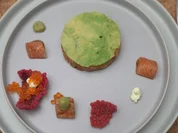 Lachsforellentatar mit Chili und Mango, dazu Tapiokachip mit Kaviar - Rezept - Bild Nr. 17388