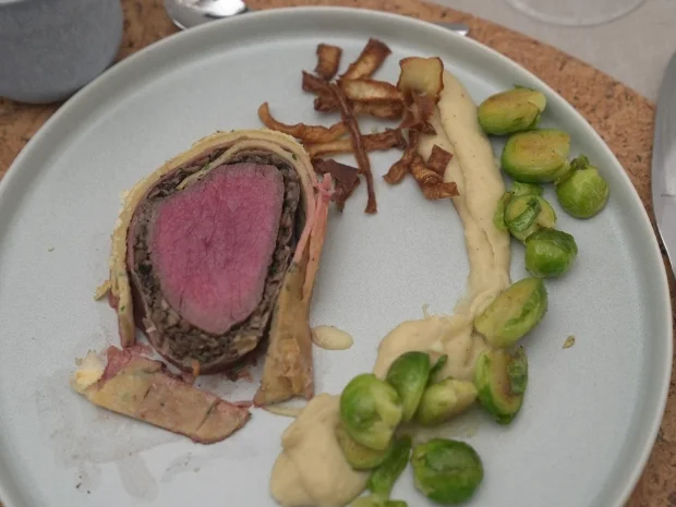 Beef Wellington mit Pastinakenpüree und karamellisierten Rosenkohl - Rezept - Bild Nr. 2