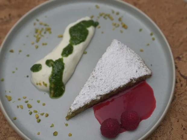 Pistazienkuchen mit Quarkschaum, süßem Pesto und Himbeersauce - Rezept - Bild Nr. 17388