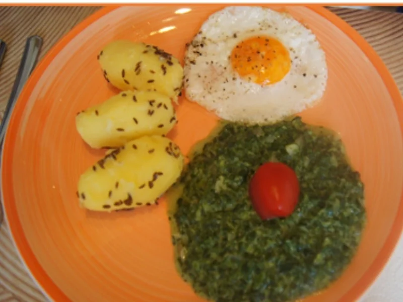 Rezept: Herzhafter Rahmspinat mit Spiegelei und Kümmel-Pellkartoffeln Bild Nr. 2 Herzhafter Rahmspinat mit Spiegelei und Kümmel-Pellkartoffeln - Rezept - Bild Nr. 2
