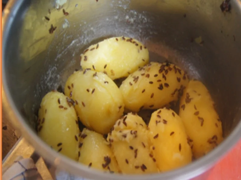 Rezept: Herzhafter Rahmspinat mit Spiegelei und Kümmel-Pellkartoffeln Bild Nr. 11 Herzhafter Rahmspinat mit Spiegelei und Kümmel-Pellkartoffeln - Rezept - Bild Nr. 11