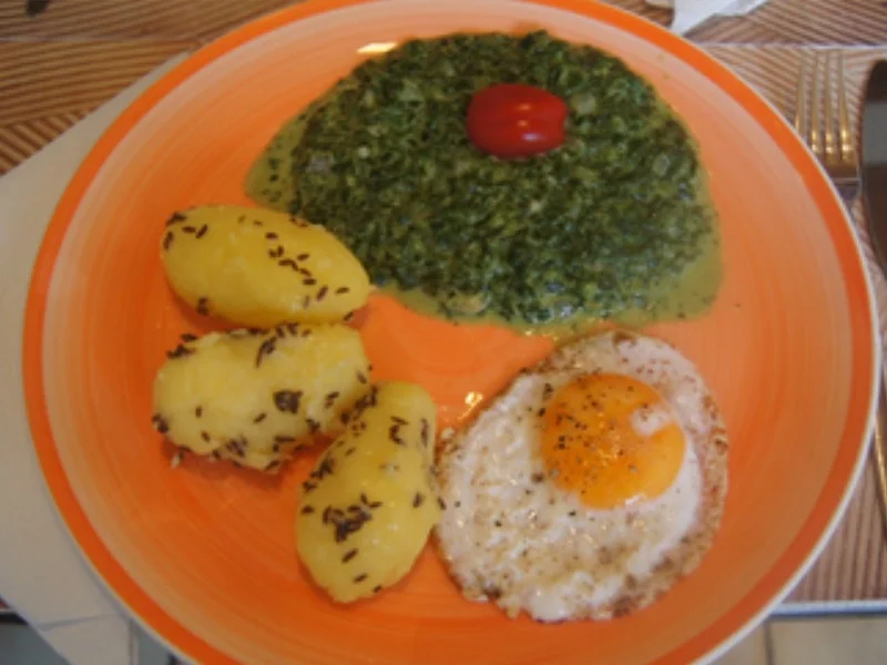 Rezept: Herzhafter Rahmspinat mit Spiegelei und Kümmel-Pellkartoffeln Bild Nr. 17400 Herzhafter Rahmspinat mit Spiegelei und Kümmel-Pellkartoffeln - Rezept - Bild Nr. 17400
