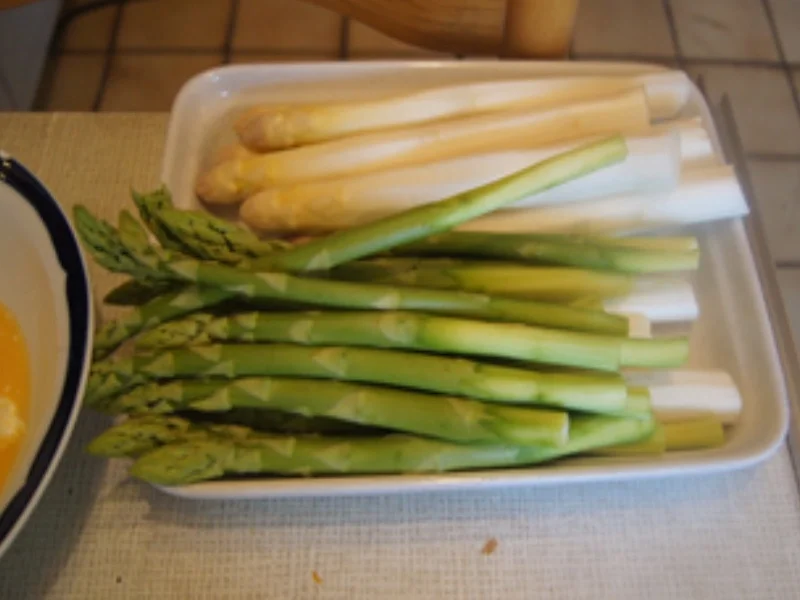 Spargelduo mit Joghurt-Orangen-Sauce und Butter-Frühkartoffeln - Rezept - Bild Nr. 17391