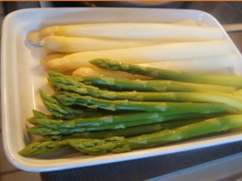 Spargelduo mit Joghurt-Orangen-Sauce und Butter-Frühkartoffeln - Rezept - Bild Nr. 17392