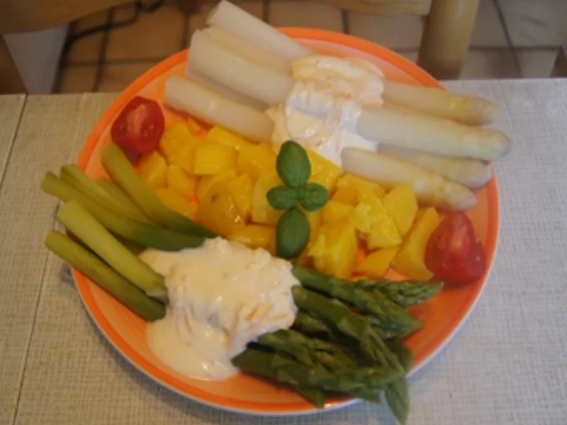 Spargelduo mit Joghurt-Orangen-Sauce und Butter-Frühkartoffeln - Rezept - Bild Nr. 17398