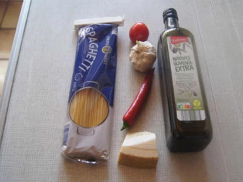 Rezept: Spaghetti aglio e olio mit Chinakohl-Salat Bild Nr. 3 Spaghetti aglio e olio mit Chinakohl-Salat - Rezept - Bild Nr. 3