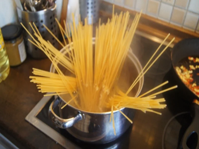 Rezept: Spaghetti aglio e olio mit Chinakohl-Salat Bild Nr. 4 Spaghetti aglio e olio mit Chinakohl-Salat - Rezept - Bild Nr. 4