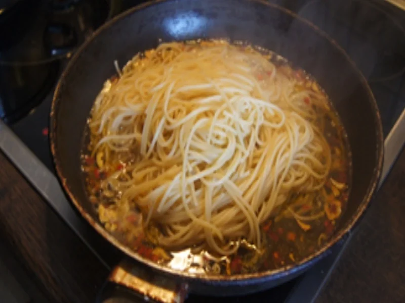 Rezept: Spaghetti aglio e olio mit Chinakohl-Salat Bild Nr. 9 Spaghetti aglio e olio mit Chinakohl-Salat - Rezept - Bild Nr. 9