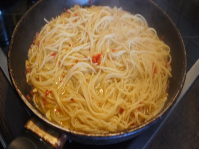 Rezept: Spaghetti aglio e olio mit Chinakohl-Salat Bild Nr. 10 Spaghetti aglio e olio mit Chinakohl-Salat - Rezept - Bild Nr. 10