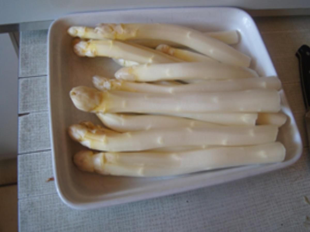 Gratinierter Spargel im Schinkenmantel mit Tomaten-Salsa und Butter-Frühkartoffeln - Rezept - Bild Nr. 17391