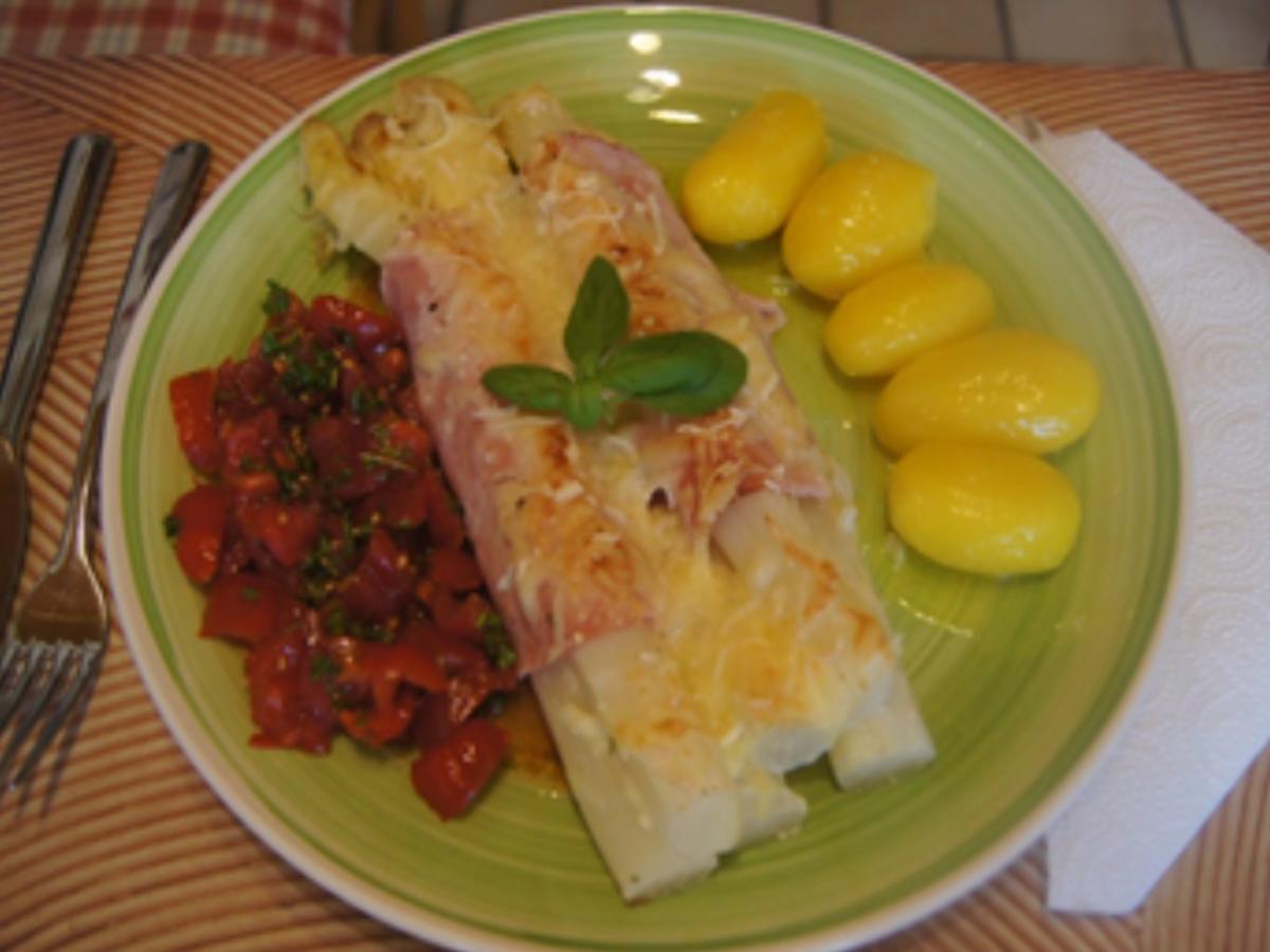 Gratinierter Spargel im Schinkenmantel mit Tomaten-Salsa und Butter-Frühkartoffeln - Rezept - Bild Nr. 17399
