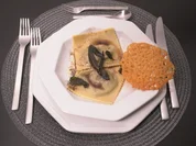 Ravioli mit Pilzfüllung, Salbeibutter und Parmesankeks - Rezept - Bild Nr. 17389