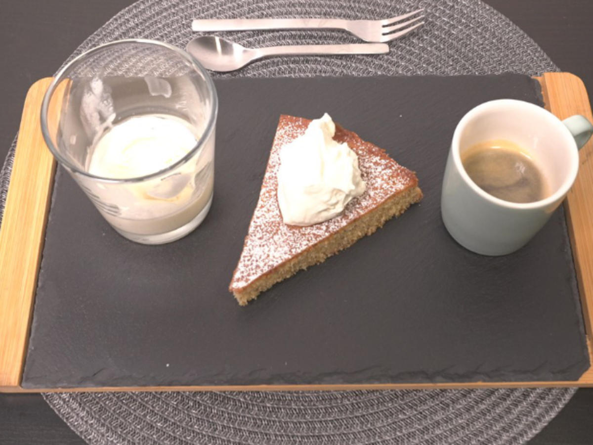 Mandelkuchen mit Vanilleeis und Sahne - Rezept - Bild Nr. 17389