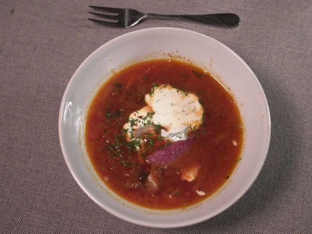 Borschtsch mit Pancetta und Brühe aus Rindfleisch und Schweinebauch - Rezept - Bild Nr. 17389