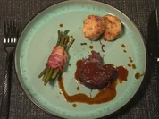 Geschmorte Rinderbäckchen mit Knödel und Bohnen im Speckmantel - Rezept - Bild Nr. 2