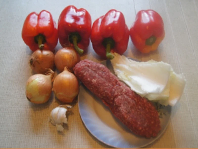 Gefüllte Paprikas mit Rindermett, Zwiebeln und Chinakohlblattherzen - Rezept - Bild Nr. 17390