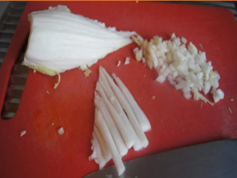 Gefüllte Paprikas mit Rindermett, Zwiebeln und Chinakohlblattherzen - Rezept - Bild Nr. 17392